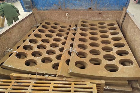制砂机锤头和破碎机筛板发往内蒙古