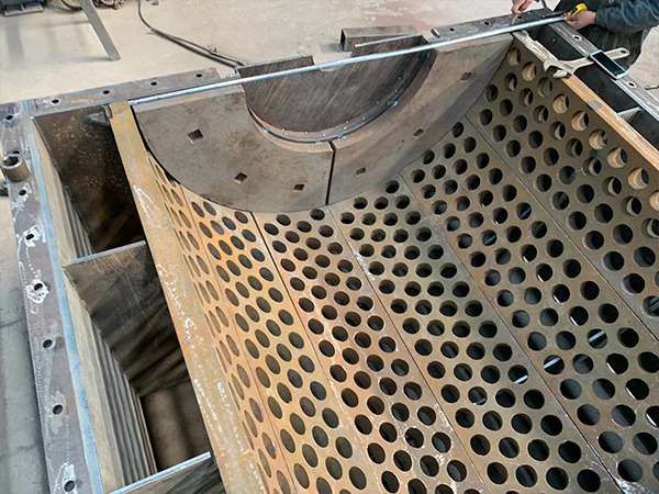 鑫源破碎机配件厂家对锤式破碎机筛板结构的改进